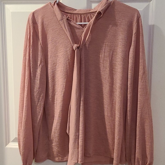 Beautiful top - Picture 2 of 5